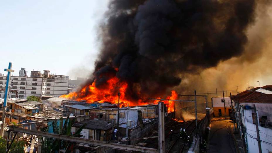 Incêndio na favela do Moinho, região central de São Paulo