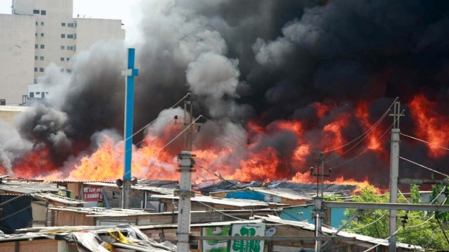 Incêndio de grandes proporções atinge favela da região central de São Paulo
