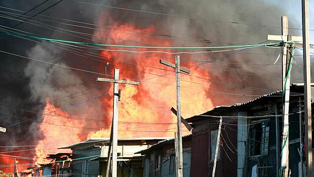 Ao menos 60 barracos foram destruídos, dentre os 300 existentes na favela do Corujão
