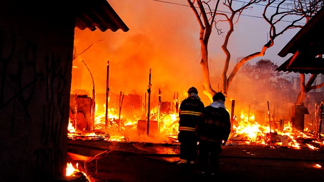 Um incêndio atinge uma favela na Rua Capitão Pacheco Chaves, na Mooca, em SP
