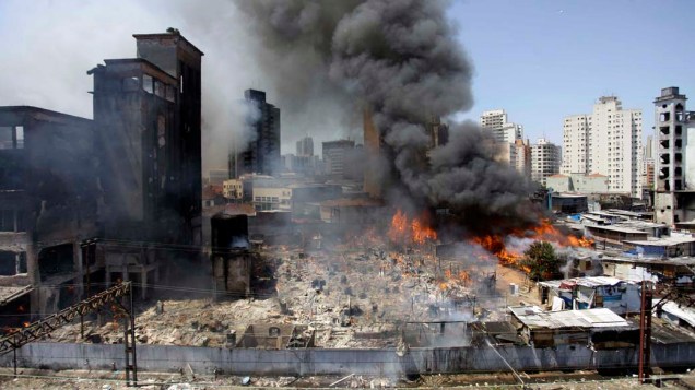 Incêndio de grandes proporções na favela do Moinho, região central de São Paulo