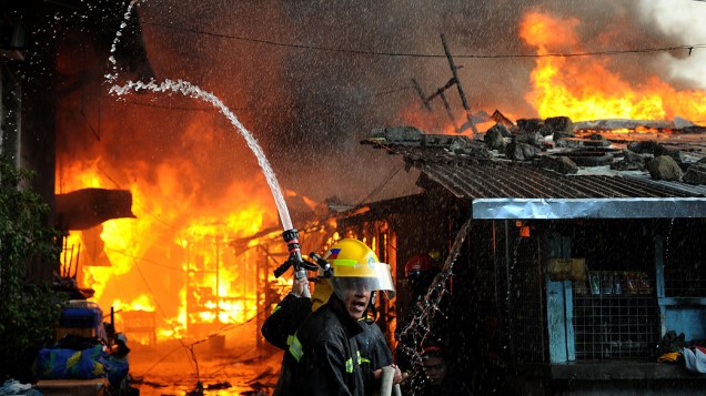 Bombeiros combatem incêndio em assentamento na capital do país, Manila Bombeiros combatem incêndio em assentamento na capital do país, Manila