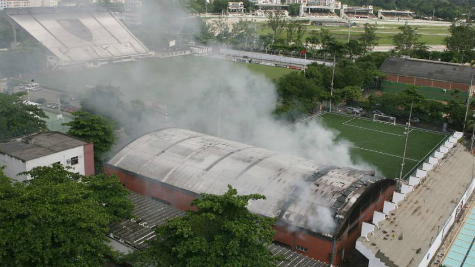 Incêndio consome material esportivo no ginásio esportivo da sede do Flamengo, na Zona Sul do Rio