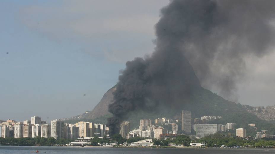 O icêndio que atingiu a sede do Flamengo, na Gávea, Zona Sul do Rio de Janeiro, visto a partir da Lagoa Rodrigo de Freitas