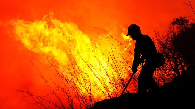 Bombeiros tentam controlar incêndio florestal no nordeste da Espanha; fogo fechou estradas na fronteira com a França