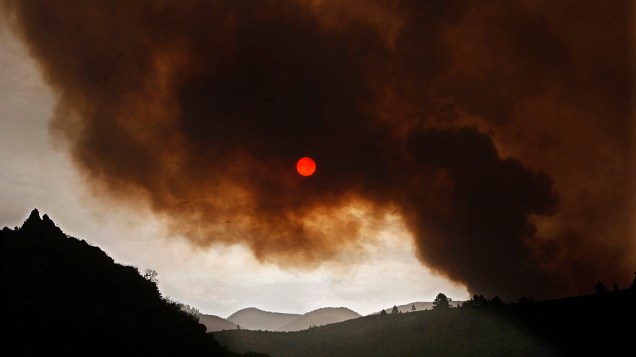 Incêndio florestal atinge limite de um parque nacional nas Canárias