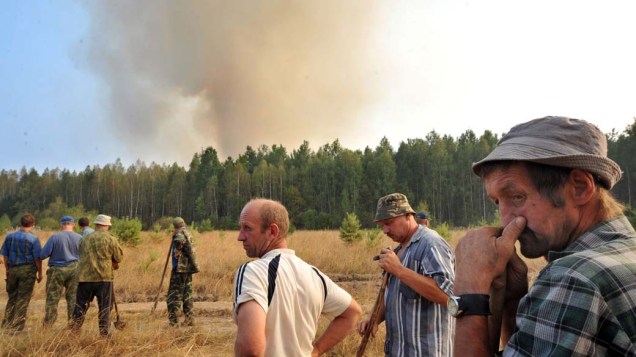 Voluntários se preparam para tentar conter um incêndio florestal no vilarejo de Tokhushevo, na Rússia