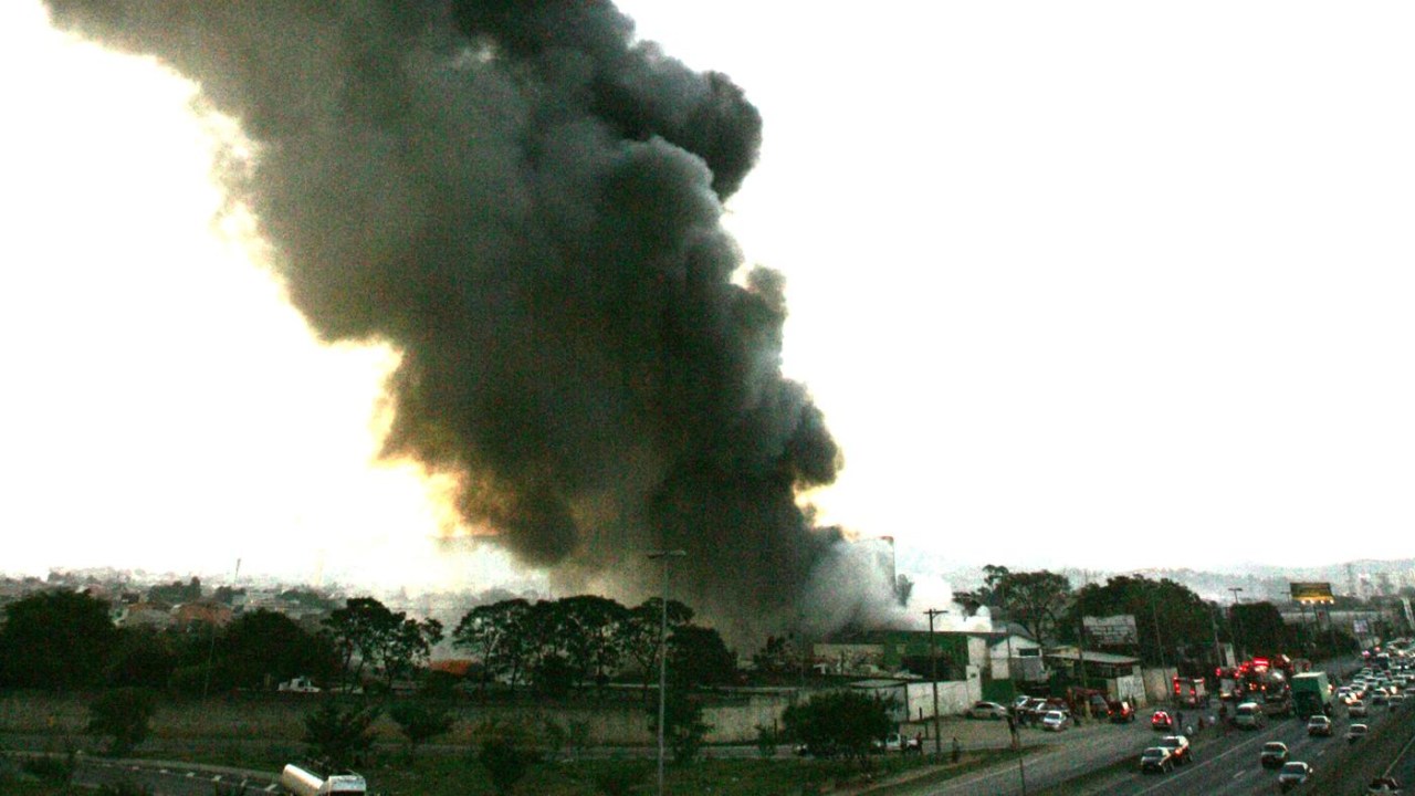 Incêndio em depósito em Guarulhos. Bombeiros tiveram sábado cheio na Grande São Paulo