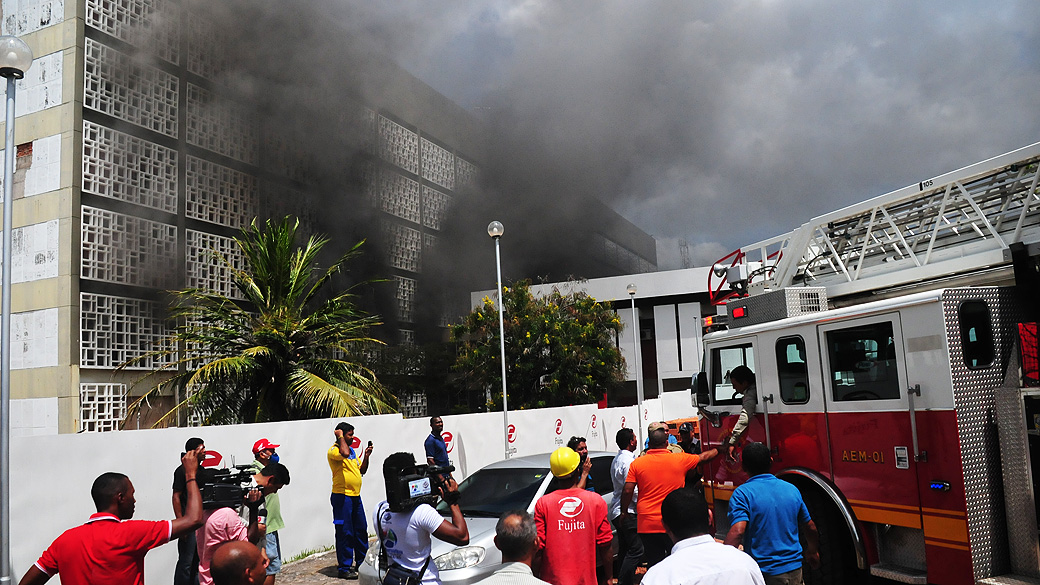 Corpo de Bombeiros chega para prestar socorro durante incêndio no Hospital Carlos Macieira