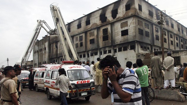 Mais de 200 pessoas morreram em um incêndio que atingiu uma fábrica têxtil da populosa cidade no sul do Paquistão, durante a madrugada