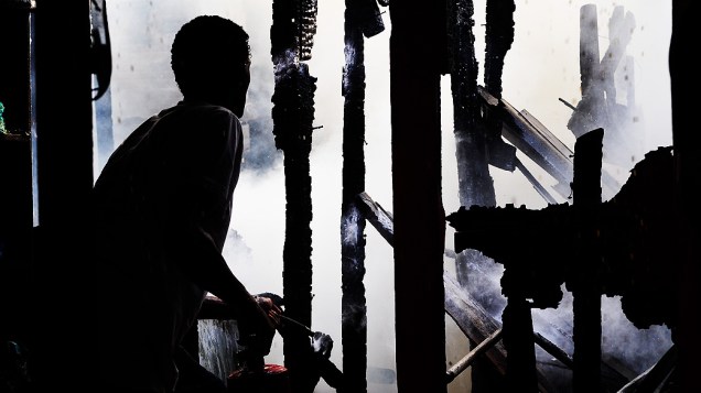 Incêndio atinge favela e interdita viaduto no centro de São Paulo