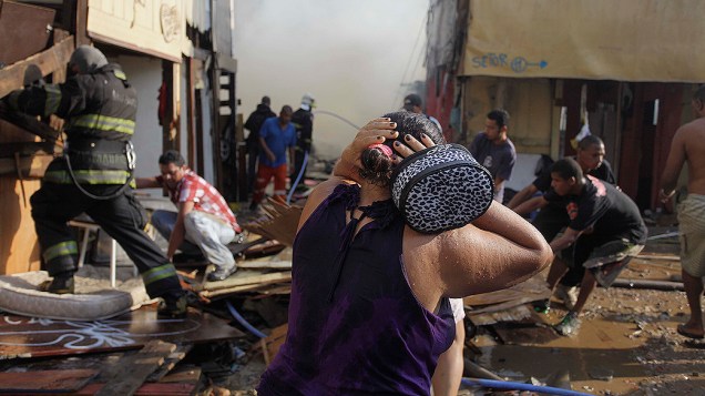 Incêndio atingiu a favela do Moinho, na região de Campos Elísios, no Centro de São Paulo e foi controlado pelo Corpo de Bombeiros