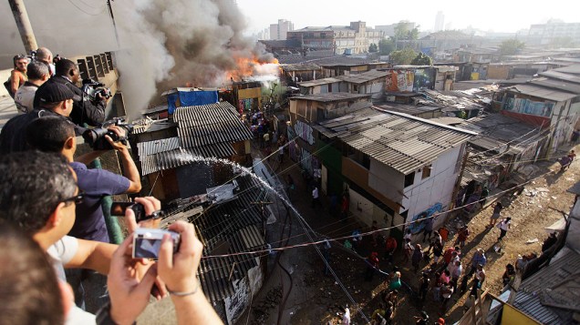 Incêndio atingiu a favela do Moinho, na região de Campos Elísios, no Centro de São Paulo e foi controlado pelo Corpo de Bombeiros