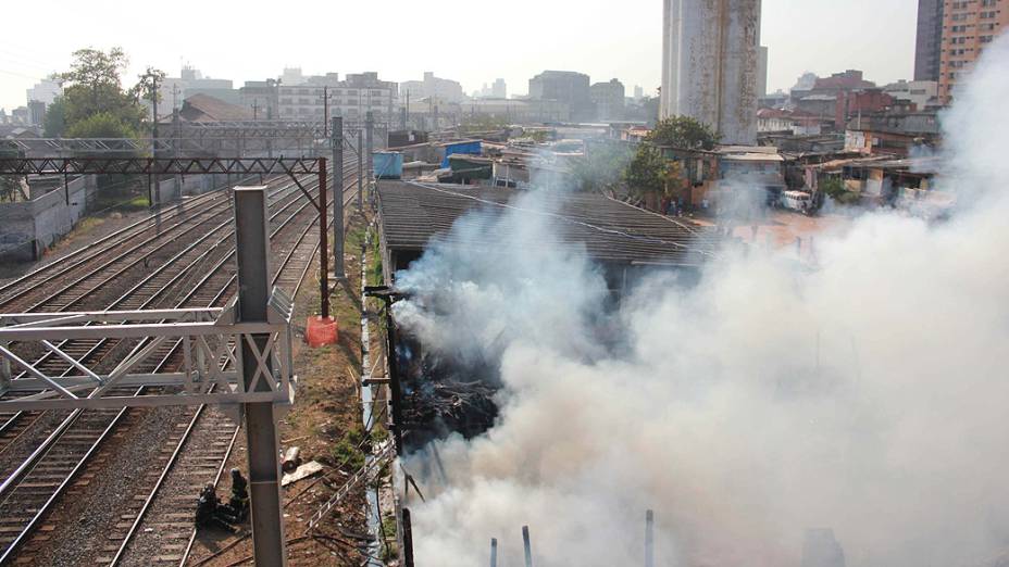 Incêndio atingiu a favela do Moinho, na região de Campos Elísios, no Centro de São Paulo e foi controlado pelo Corpo de Bombeiros