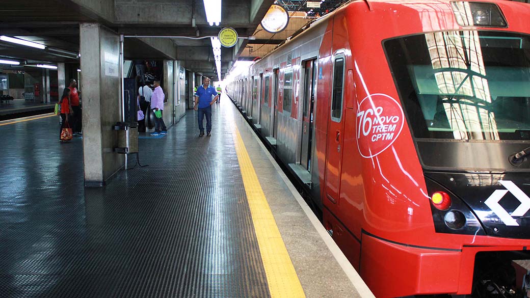 Circulação de trens da CPTM é interrompida entre as estações Barra-Funda e Júlio Prestes, devido ao incêndio na favela do Moinho, em São Paulo (SP), na manhã desta segunda-feira (17)