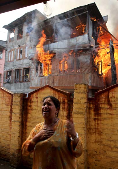 Incêndio em vilarejo na cidade de Srinagar, região da Caxemira, Índia
