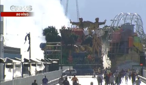 Incêndio nos carros alegóricos no Anhembi 1 Incêndio nos carros alegóricos no Anhembi 1