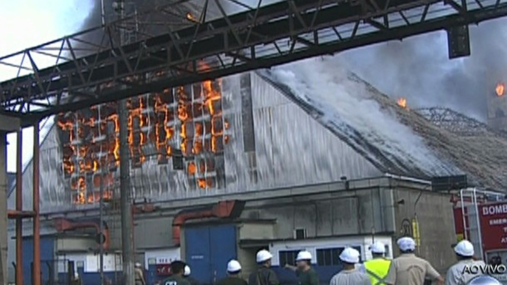 Incêndio destrói armazéns no Porto de Santos