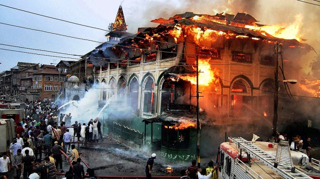Bombeiros tentam controlar incêndio no santuário sufista Peer Dastageer Sahib, um dos mais tradicionais da cidade de Srinagar, na região da Caxemira, no norte da Índia. Com 200 anos de história, o templo é sagrado tanto para hindus quanto muçulmanos