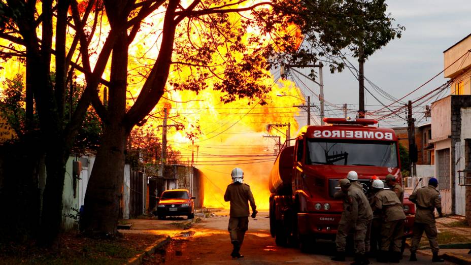 Bombeiros iniciam o combate a um incêndio de grandes proporções em distribuidora de combustíveis na Baixada Fluminense