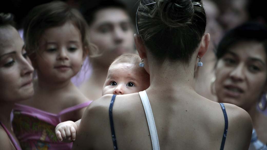 INSS atrasa liberação de licença-maternidade para 110 mil mães