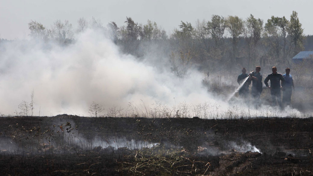Bombeiros apagam incêndios florestais na Rússia
