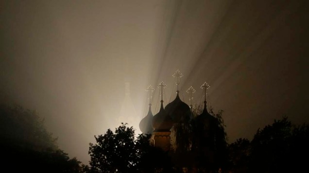 Igreja ortodoxa em Zelenaya Sloboda, a 30 km de Moscou, é encoberta pela fumaça