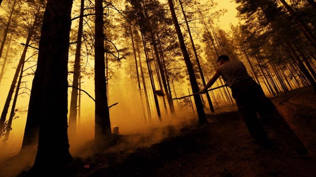 A população tentou conter o fogo nas proximidades do vilarejo de Golovanovo, na Rússia