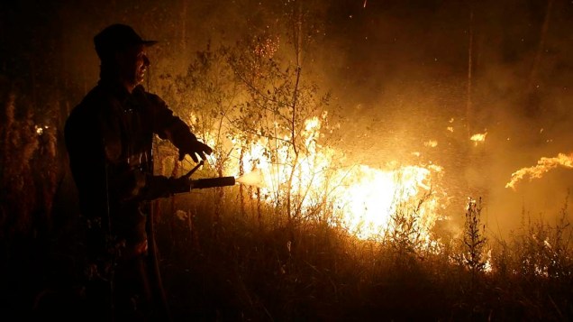 Russo tenta conter o fogo no vilarejo de Murmino