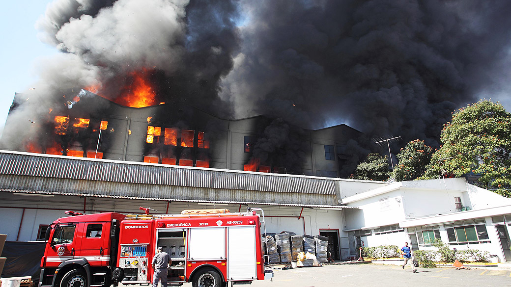 Incêndio atinge depósito da rede Armarinhos Fernando em São Paulo