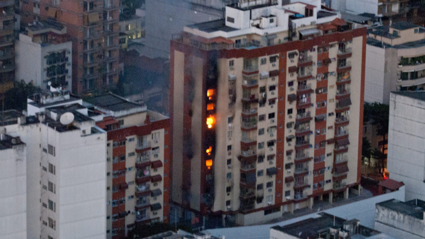 Imagem aérea de chamas que saem de algumas janelas, durante Incêndio em prédio residencial na Tijuca, Zona Norte do Rio de Janeiro