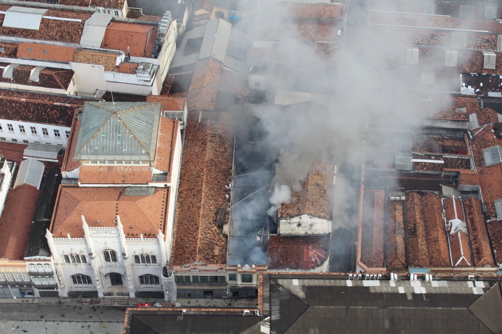 Bombeiros tentam apagar incêndio que destruiu casarão no Centro do Rio