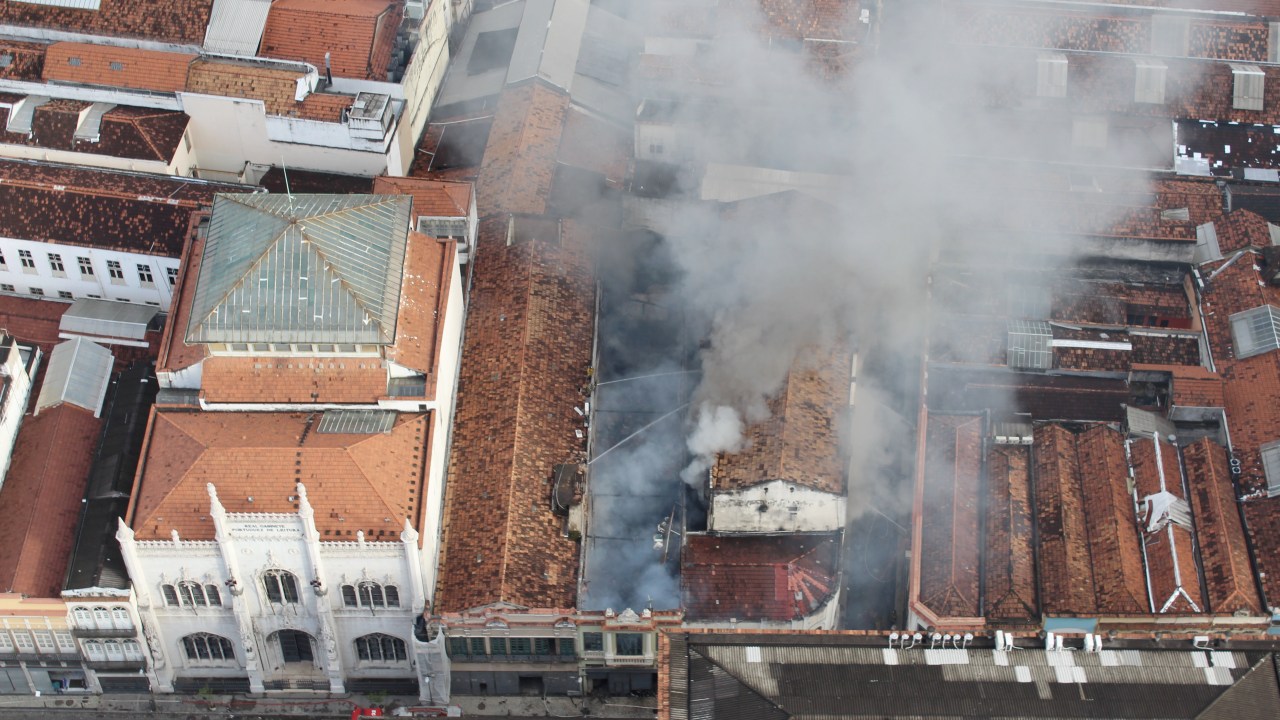 Bombeiros tentam apagar incêndio que destruiu casarão no Centro do Rio