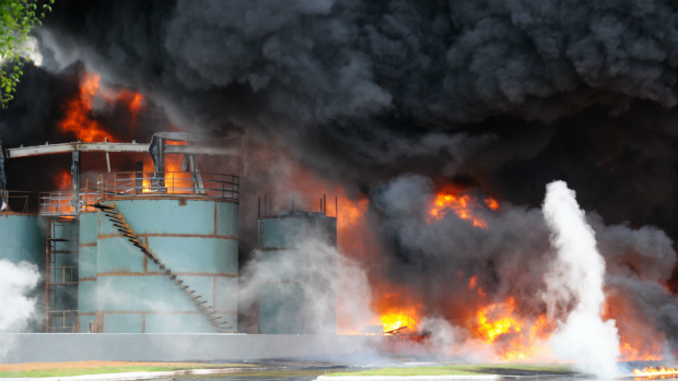 Fogo atinge depósito de óleo em Santa Cruz