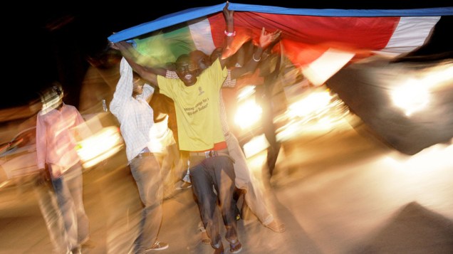 Moradores da capital Juba comemoram o nascimento do novo país em território separado do Sudão