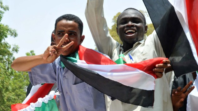Sul-Sudaneses comemoram a independência do país nas ruas de Khartoum, no Sudão do Sul