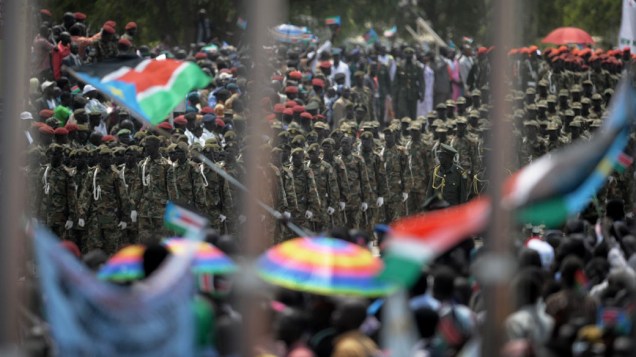 Tropas sul-Sudaneses em cerimônia militar em Juba, capital do Sudão do Sul, durante as comemorações da independência do país