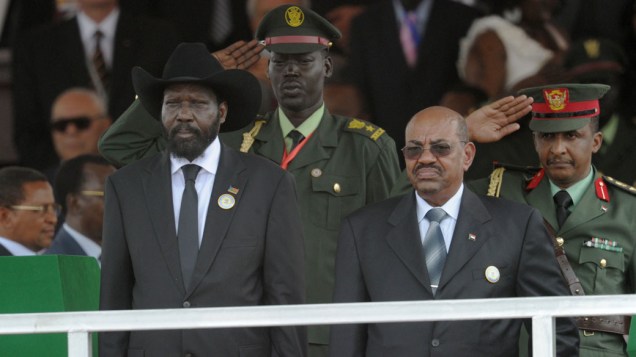 Salva Kiir, primeiro presidente do Sudão do Sul, e Omar al Bashir, presidente do Sudão , durante a cerimônia de secessão oficial do território em Juba