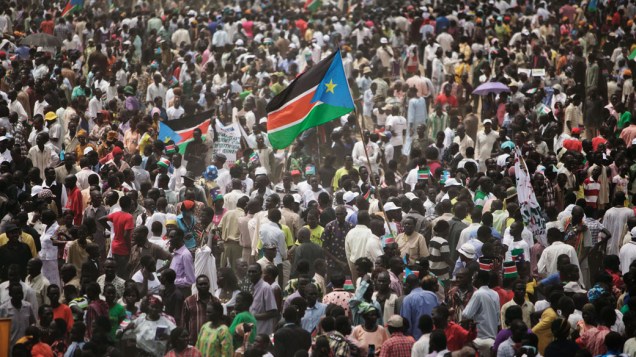 Pessoas comemoram a independência do Sudão do Sul em Juba, com a nova bandeira do país