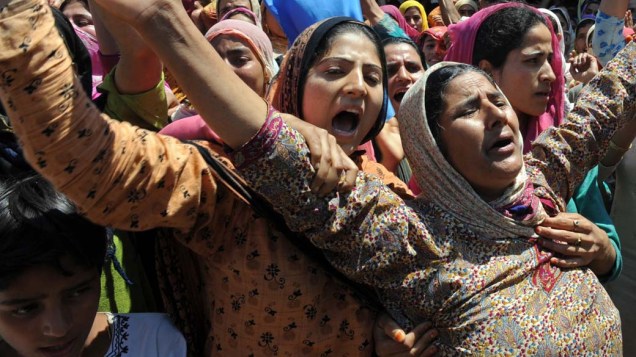 Mulheres da Caxemira protestam contra o governo em Srinagar, na Índia, dia 18 de agosto