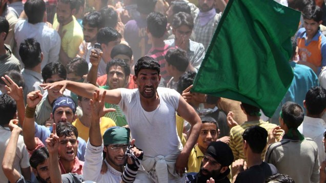 Manifestantes muçulmanos protestam em Srinagar, na Índia, em 18 de agosto