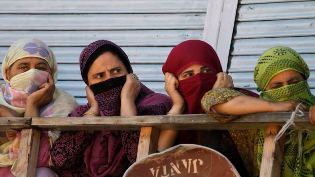 Mulheres observam protestos em Srinagar, na Índia, em 18 de agosto