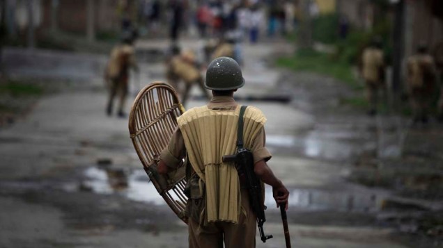 Militares enfrentaram manifestantes em Srinagar, na Índia, em 15 de agosto