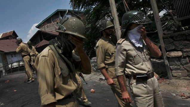 Spray de pimenta foi utilizado para conter os manifestantes em Srinagar, na Índia, em 19 de agosto