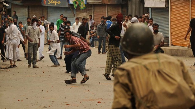 Manifestantes da Caxemira jogam pedras em militares durante protesto em Srinagar, na Índia, em 13 de agosto
