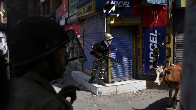 Policiais reprimiram manifestação em Srinagar, na Índia, em 19 de agosto