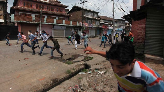 Manifestantes correm da repressão de militares durante manifestação em Srinagar, na Índia, em 13 de agosto