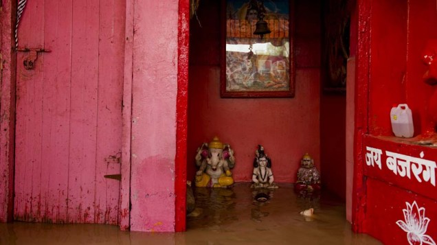 O rio Yamuna transbordou e alagou um templo em Nova Déli, na Índia