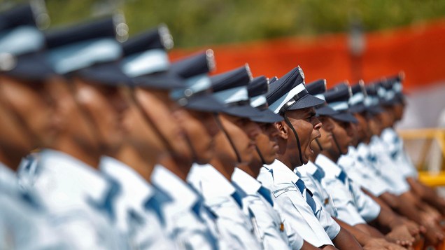 Soldados durante apresentação no memorial da guerra, antes da chegada do presidente da Índia, Pranab Mukherjee, na celebração pelo Dia da Independência, em Nova Déli