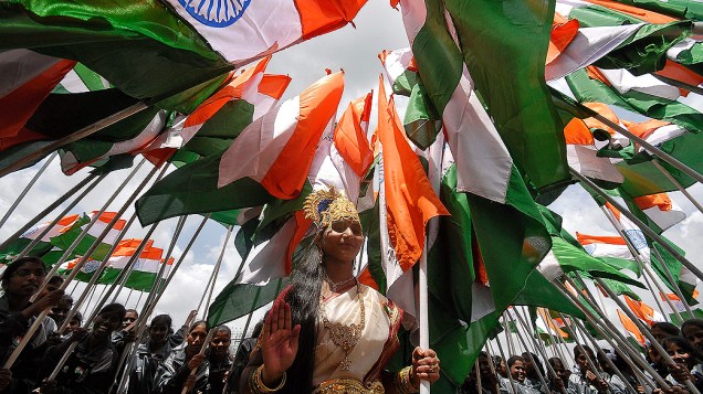 Mulher vestida como Bharath Matha, a mãe da Índia, durante a celebração dos 65 anos de independência do país, em Nova Déli